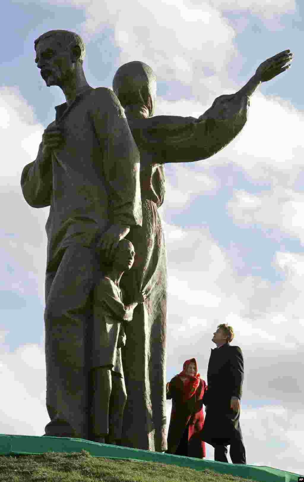 Președintele ucrainean Viktor Iușcenko participă la deschiderea Memorialului dedicat victimelor foametei organizate de regimul sovietic în anii 1932-1933.