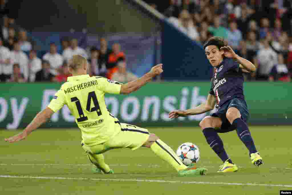 Edinson Cavani Barcelonalı Javier Mascherano ilə mübarizə zamanı (Reuters / Christian Hartmann)
