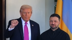 Дональд Трамп и Владимир Зеленский у входа в Белый дом 17 октября 2025 года
