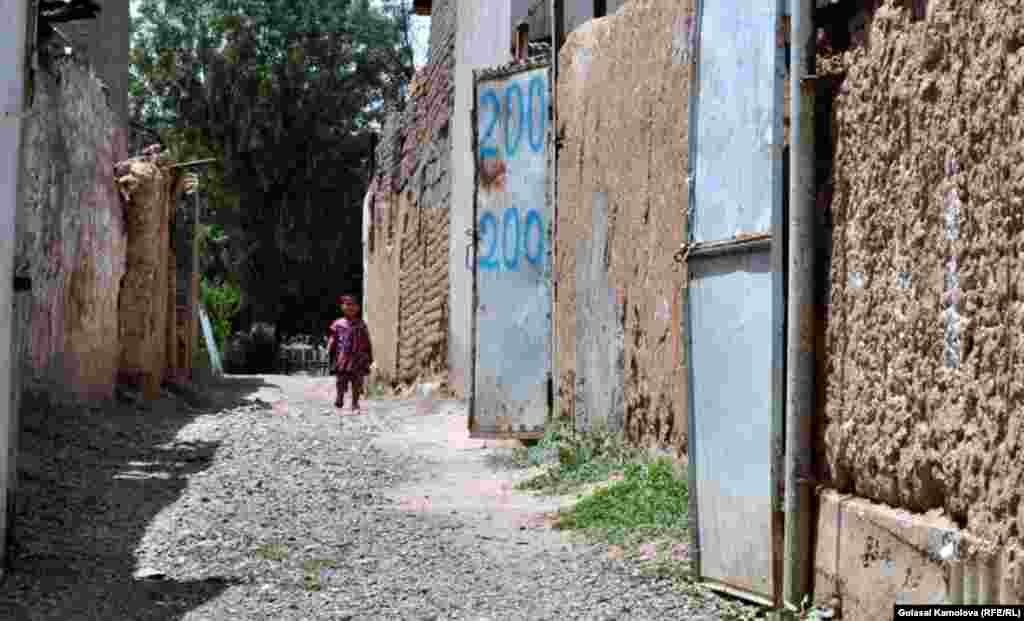 Ҳувиллаб қолган кўчада ëлғиз, бир ўзим ўйнайман, танҳо бир ўзим.