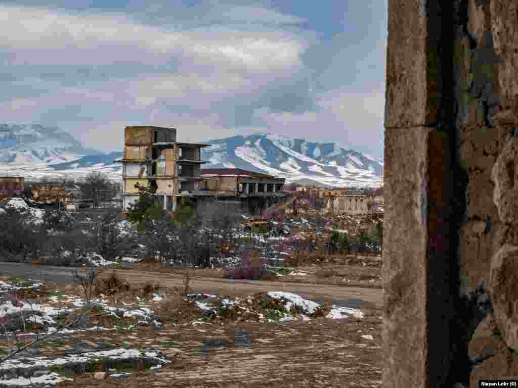 Qyteti i shkatërruar ishte afër vijës së frontit të konfliktit midis Azerbajxhanit dhe forcave etnike armene për dekada, para përfundimit të luftës më 1994. Dikur ishin shtëpi për dhjetëra mijëra azerbajxhanas, të cilët u larguan nga shtëpitë e tyre, kur forcat armene e morën atë.