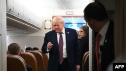 Дональд Трамп общается с прессой на борту Air Force One , 11 января 2026 года