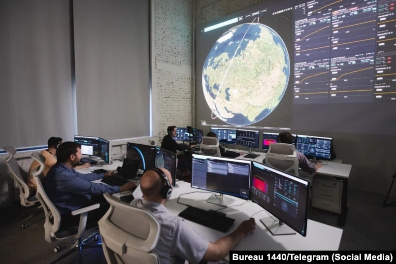 Inxhinierët dhe kontrollerët e fluturimeve duke monitoruar një satelit Rassvet.