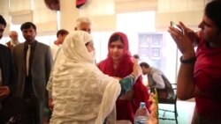 ملالې یوسفزۍ د سوات مشرانو سره وکتل