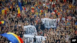 Protest din 2013, de la un meci de fotbal, față de proiectul Gabriel Resources de exploatare a aurului pe bază de cianuri la Roșia Montană.
