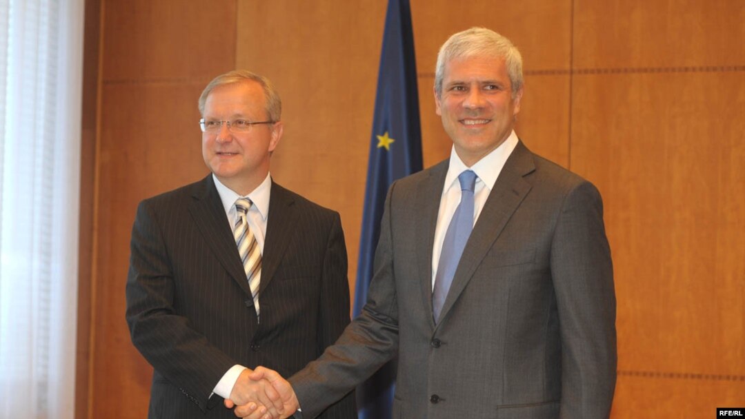 EU Enlargement Commissioner Olli Rehn (left) and Serbian President Boris Tadic meet in Belgrade 