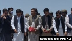 د ننګرهار والي میاخېل او یو شمیر چارواکي د هوايي ډګر چارو پرانیستو پر مهال. 