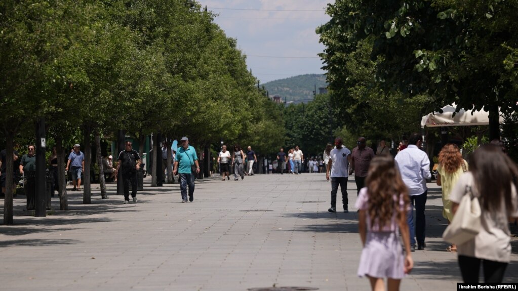 Autoritetet shëndetësore u kanë bërë thirrje qytetarëve që të shmangin daljet në kohët më të nxehta të ditës. Sipas tyre, temperatura nën hije është më e ulët për 10-15 gradë Celcius sesa në diell. 