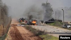 İsrailin Livan sərhədinə yaxın ərazisində hərbi maşınlar yanır, 28 yanvar 