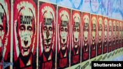 Плакаты на Берлинской стене с изображением президента России Путина и надписью "кровавый Владимир", август 2018 года 