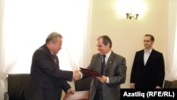 The ministers of education and science of Tatarstan, Albert Gilmutdinov (left), and Kyrgyzstan, Kanat Sadykov, sign an agreement in Kazan.