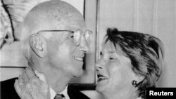 Joseph Murray, kirurgu i parë që transplantoi veshkën me bashkëshorten, Bobby, San Francisko, 1990 