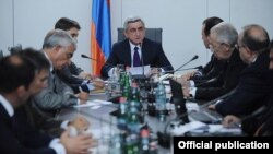 Armenia - President Serzh Sarkisian (C) criticizes the state of public healthcare in Armenia at a meeting with senior government officials in Yerevan, 29Sep2012.