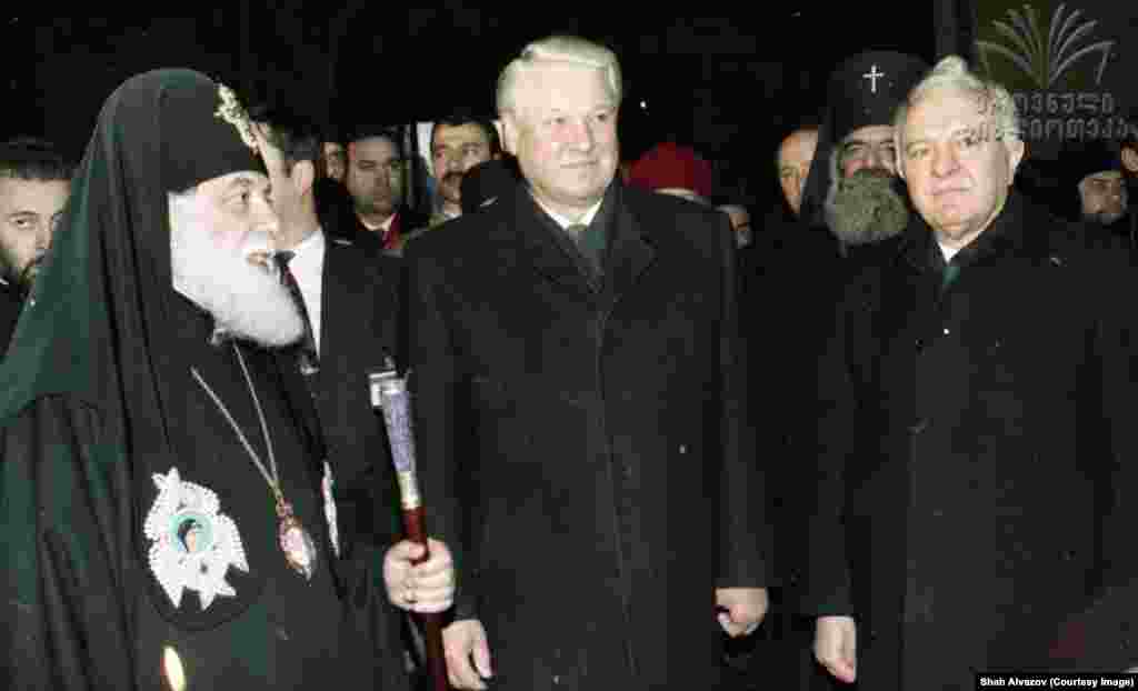 ილია მეორე, ბორის ელცინი, რუსეთის პირველი პრეზიდენტი საბჭოთა კავშირის დაშლის შემდეგ, 1991-1999 წლებში, და ედუარდ შევარდნაძე, 1995-2003 წლებში საქართველოს პრეზიდენტი. ელცინის ერთდღიანი ოფიციალური ვიზიტი საქართველოში აფხაზეთის ომის შემდეგ. 1994 წელი. 