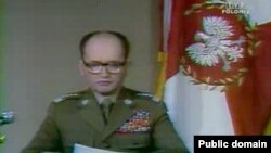 Generalul Wojciech Jaruzelski citind la televiziune decretul de introducere a Legii marțiale la 13 decembrie 1981