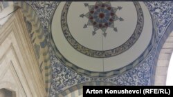 Enterieri i xhamisë "Sultan Mehmet Fatih", në  Prishtinë 