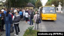 Ілюстрацыйнае фота. Адпраўка на абавязковыя грамадзкія працы каля цэнтру занятасьці ў Гомлі, 2015 год