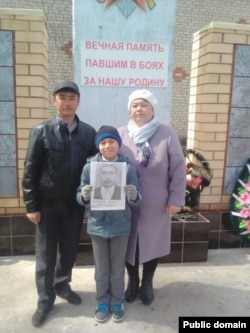 фото Рината Маматова, его первой жены и сына Рустама (архивное фото)