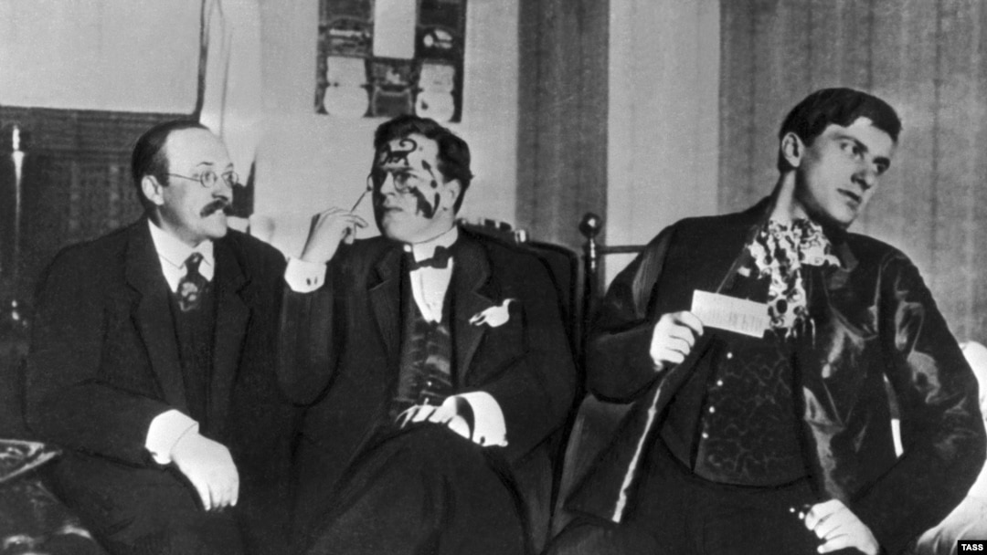 Искусствовед Андрей Шемшурин, художник Давид Бурлюк и поэт Владимир Маяковский, 1913 год