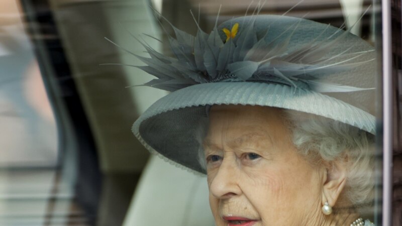 Королева Британии выступила с тронной речью на фоне траура и ограничений
