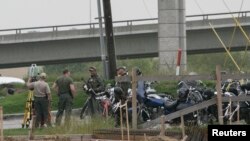 Polisiýa atyşyk bolan ýerinde derňew geçirýär. 