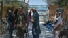 Ushtarët talibanë afër një xhamie në Kabul.