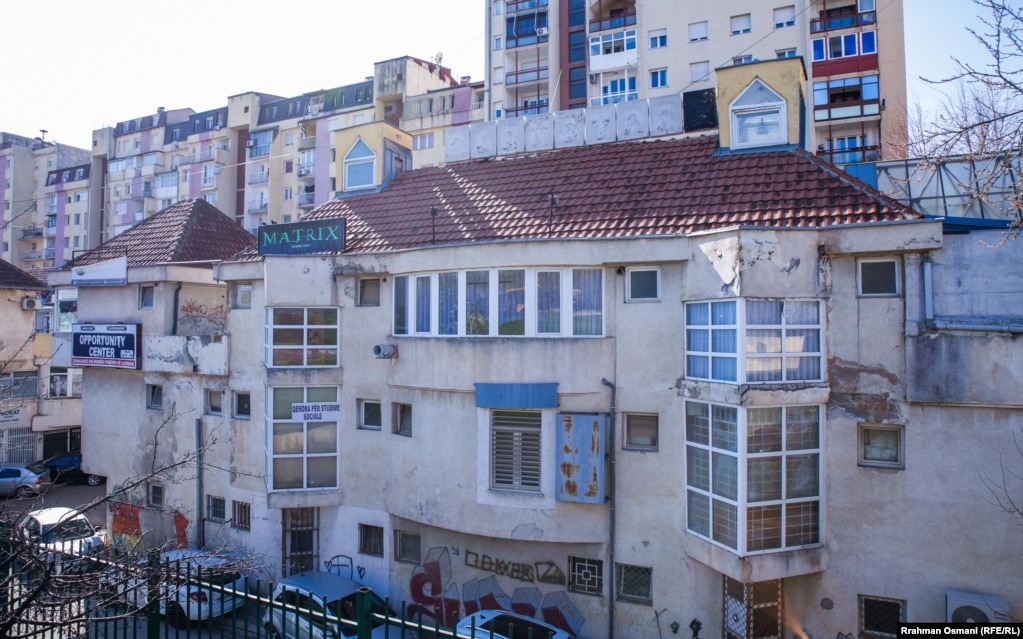 Edhe fasada e ndërtesës është e dëmtuar.