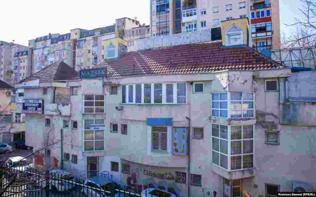 Edhe fasada e ndërtesës është e dëmtuar.