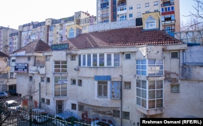 Edhe fasada e ndërtesës është e dëmtuar.