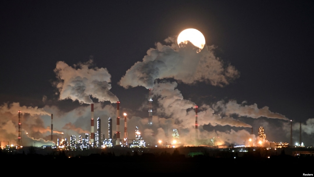The Gazpromneft-ONPZ facility in Omsk is Russia's largest oil refinery. (file photo)
