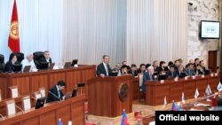 Incoming Kyrgyz Prime Minister Joomart Otobaev (at rostrum) appearing before parliament on April 2.