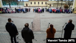 A veszprémi színház színészei "Maradj az iskolában, majd mi megyünk!" című turnéjukkal a veszprémi Kossuth Lajos Általános Iskola diákjai előtt szerepelnek 2021. január 22-én. 