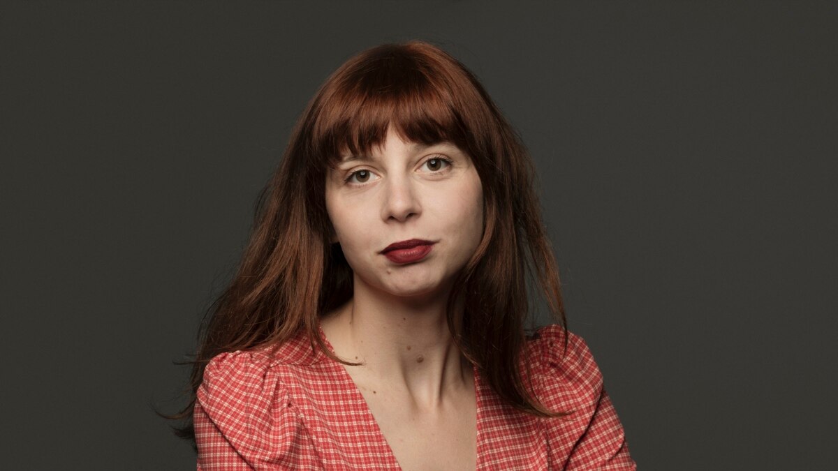 Преди 10 години няколко издателства отхвърлят дебютния ѝ роман. Тя