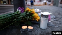 გლოვის ნიშნად მიტანილი ყვავილები და ყვავილები კურორტ კრან-მონტანას ბარის, Le Constellation-ის მახლობლად