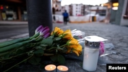 Oamenii lasă flori și lumânări lângă barul „Le Constellation”, după un incendiu și o explozie în timpul unei petreceri de Revelion în stațiunea de schi de lux Crans-Montana din sud-vestul Elveției, 1 ianuarie 2026. REUTERS/Denis Balibouse