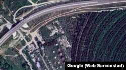 Участок строительства бетонного завода расположен между трассой «Таврида» и нефтебазой. Скриншот спутниковой карты Google