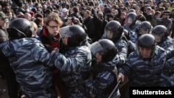 Поліція затримує людей на акції протесту в Москві, Росія, 26 березня 2017 року