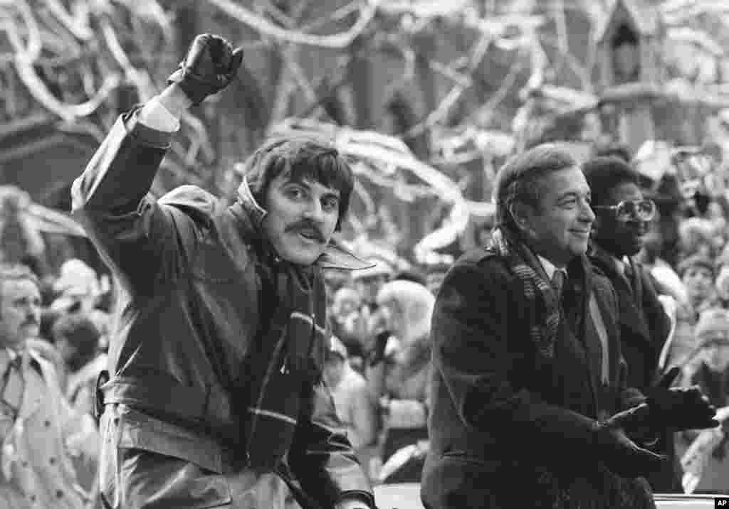 Ish-pengu Alan Golacinski, nga Merillend, gjatë një parade në Menhetën, në nderim të amerikanëve që u kthyen, më 30 janar, 1981. Me marrëveshjen që rezultoi me lirimin e pengjeve u dakordua edhe lirimi i 7.9 miliardë dollarëve të pasurive iraniane, që mbaheshin jashtë vendit. Pengjet nuk u lejuan të padisin Iranin, por në vitin 2015, secilit iu ndanë 4.4 milionë dollarë nga Qeveria amerikane. Paratë janë marrë nga një gjobë prej 8.9 miliardë dollarësh, kundër bankës franceze BNP Paribas, për rolin e saj në shkeljen e sanksioneve ekonomike kundër Iranit.