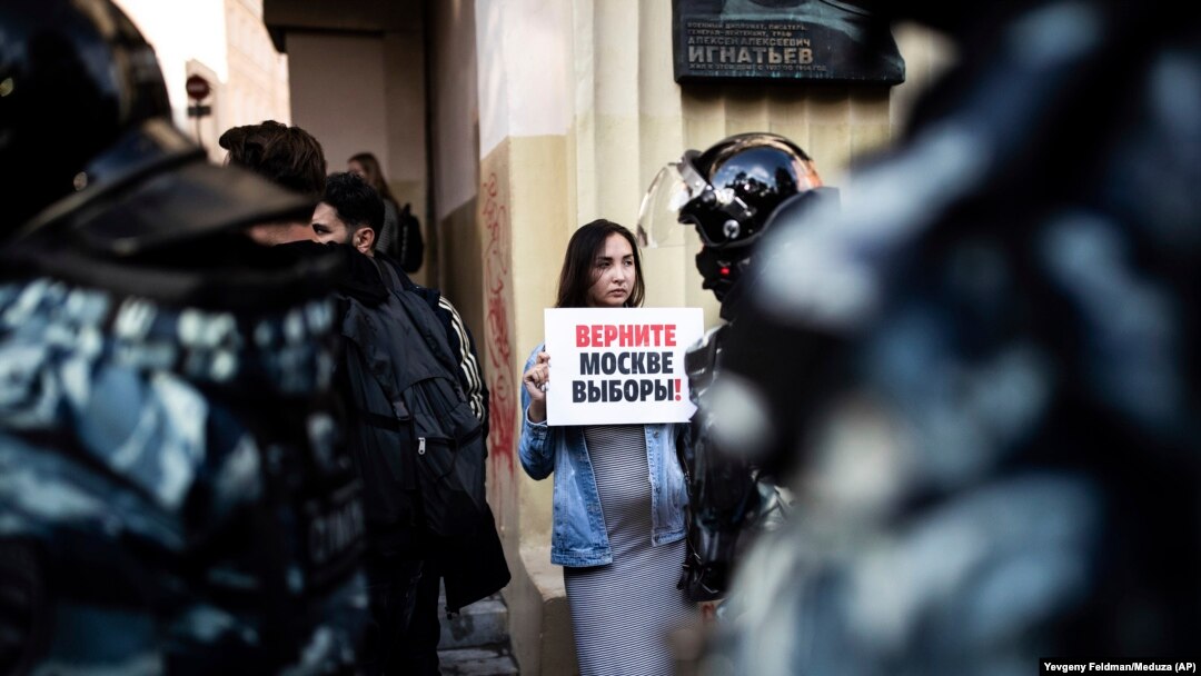 Участничка на протеста в Москва на 10 август 2019 г. с лозунг "Върнете ни изборите"