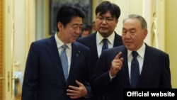 Қазақстан президенті Нұрсұлтан Назарбаев (оң жақта) пен Жапония премьер-министрі Синдзо Абэ (сол жақта). Астана, 27 қазан 2015 жыл. 