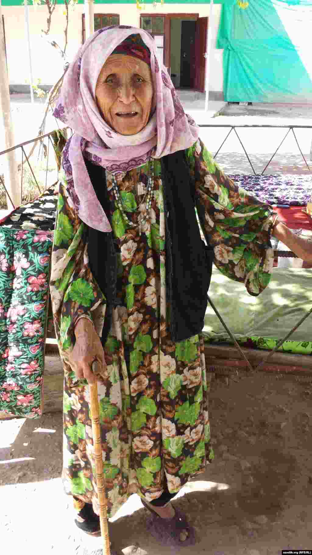 Ваҳдат туманида яшовчи 80 ëшга тўлган Хушвақт момо ўзбекнинг марқа уруғидан