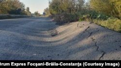 Porţiune de drum deteriorat pe DN22 Măcin - Smârdan. Drumul de legătură Jijila - podul peste Dunăre de la Brăila, care ar lua din presiunea de pe DN, este gata, dar nu a fost recepţionat.