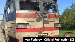 Наслідки одного з попередніх ударів по поїздах «Укрзалізниці», фото ілюстративне