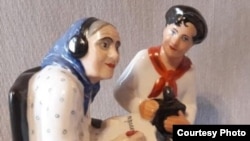 Ликбез по радио. Советская статуэтка 1920-х, фрагмент.