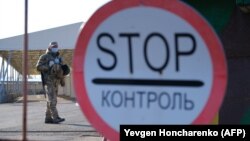 Украинский военный на контрольно-пропускном пункте въезда-выезда «Майорск» в Донецкой области Украины. 
