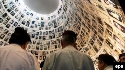 Posjetioci "Dvorane imena" u Memorijalnom centru Yad Vashem