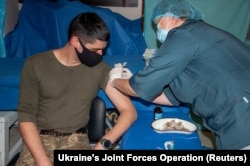 Вакцинация военных в Покровске. Сейчас сделать прививку могут все жители ОРДЛО, главная задача – выбраться с оккупированной территории