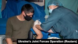 Український солдат отримує дозу вакцини Oxford-AstraZeneca в Покровську Донецької області, 25 лютого 2021 року