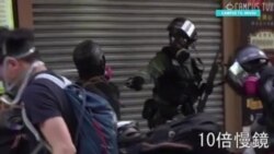 Полиция стреляет в протестующего в Гонконге