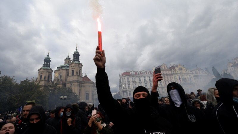 Përleshje mes protestuesve dhe policisë në Pragë për masat kundër COVID-19